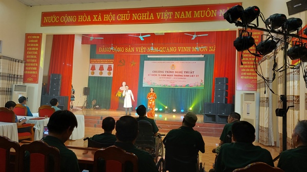 Công đoàn Bộ VHTTDL thăm, tặng quà tri ân và biểu diễn nghệ thuật tại Phú Thọ - Ảnh 4.