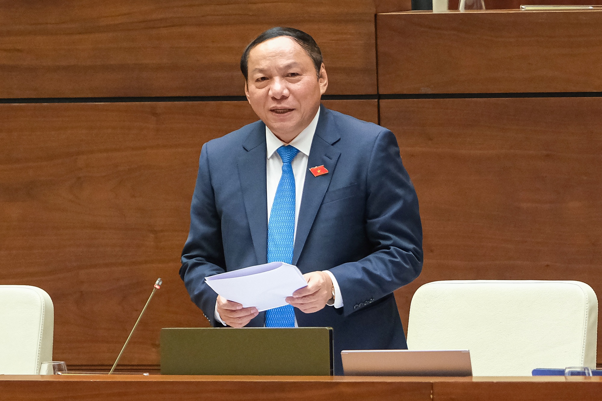 Bộ trưởng Nguyễn Văn Hùng trả lời chất vấn ĐBQH về vấn đề xuống cấp đạo đức - Ảnh 1.