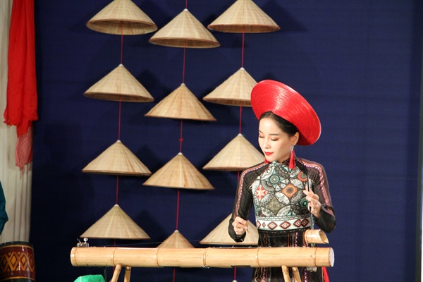 Khán giả Campuchia xúc động với chương trình nghệ thuật của các nghệ sĩ Việt Nam - Ảnh 2.