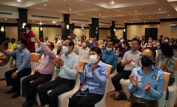 Khán giả Campuchia xúc động với chương trình nghệ thuật của các nghệ sĩ Việt Nam - Ảnh 7.