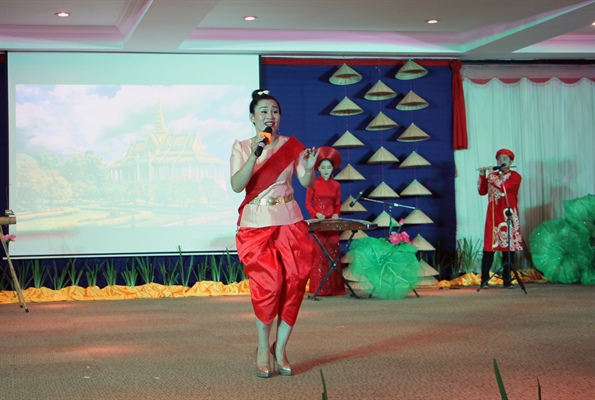 Khán giả Campuchia xúc động với chương trình nghệ thuật của các nghệ sĩ Việt Nam - Ảnh 6.