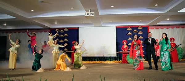 Khán giả Campuchia xúc động với chương trình nghệ thuật của các nghệ sĩ Việt Nam - Ảnh 8.