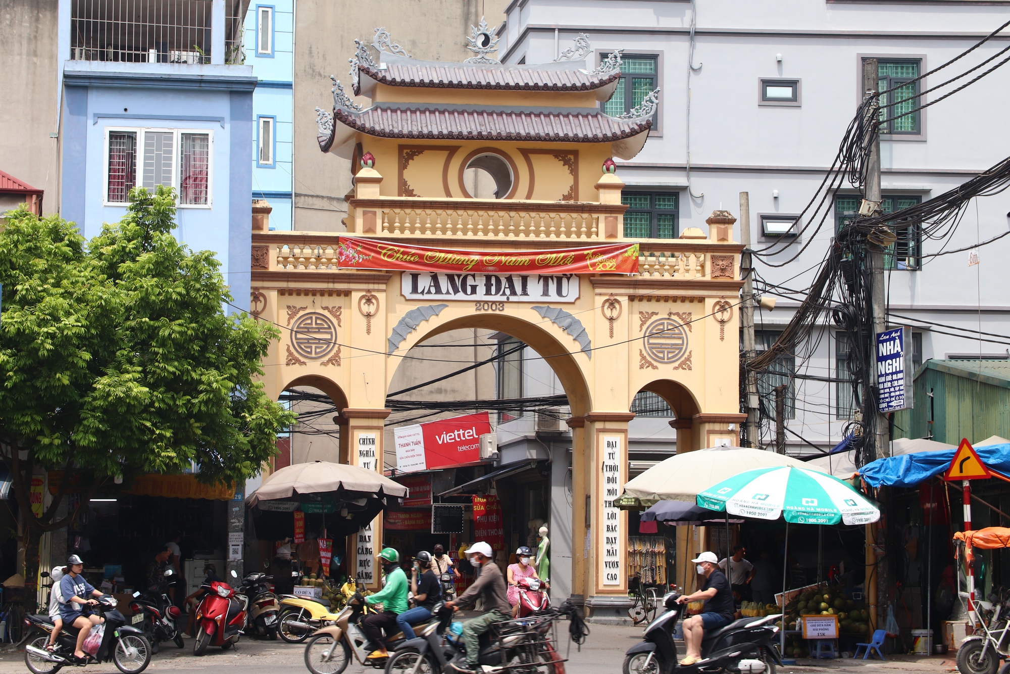 Những cổng làng cổ kính trong lòng phố phường Hà Nội - Ảnh 13.