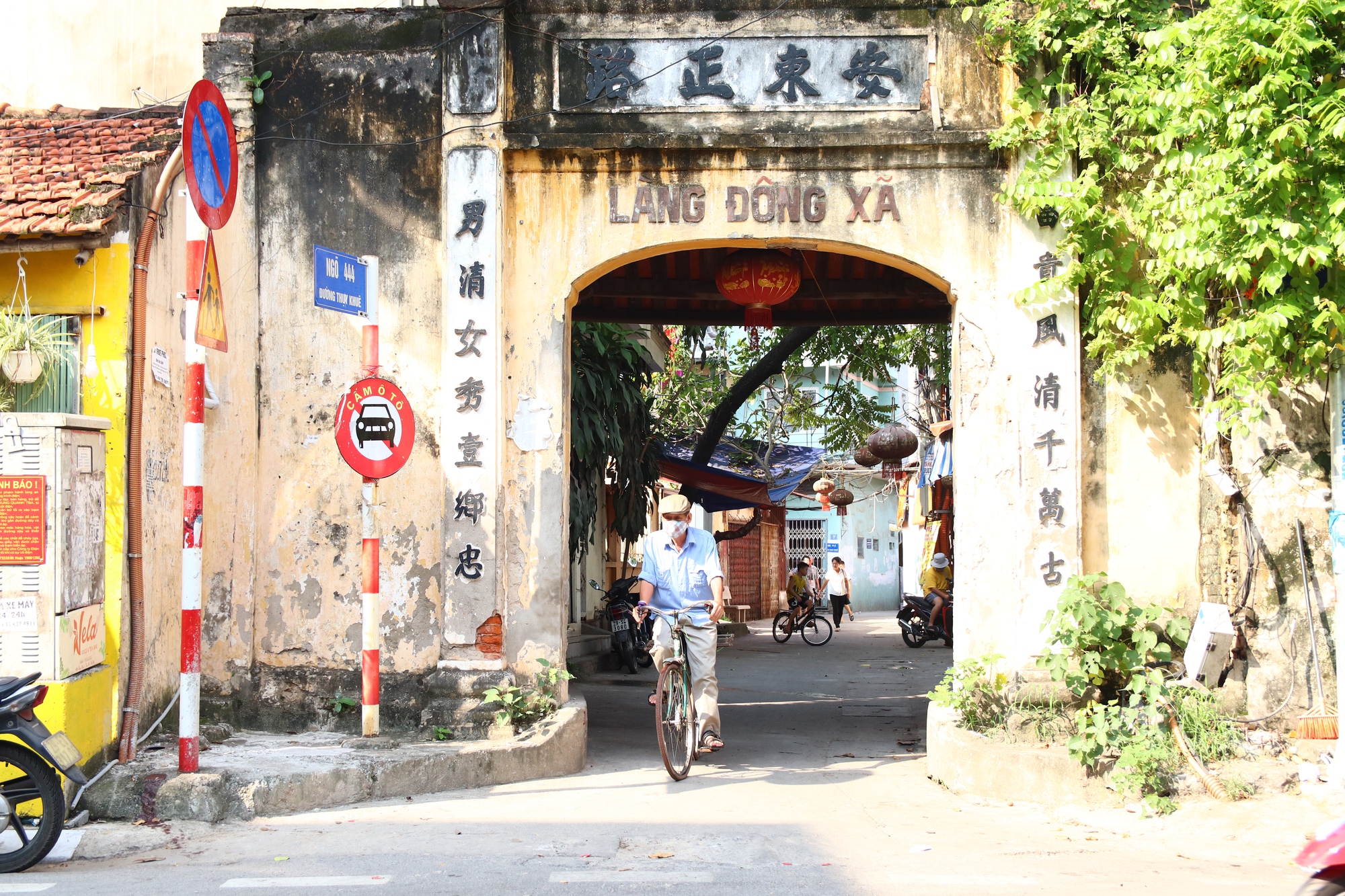 Những cổng làng cổ kính trong lòng phố phường Hà Nội - Ảnh 4.