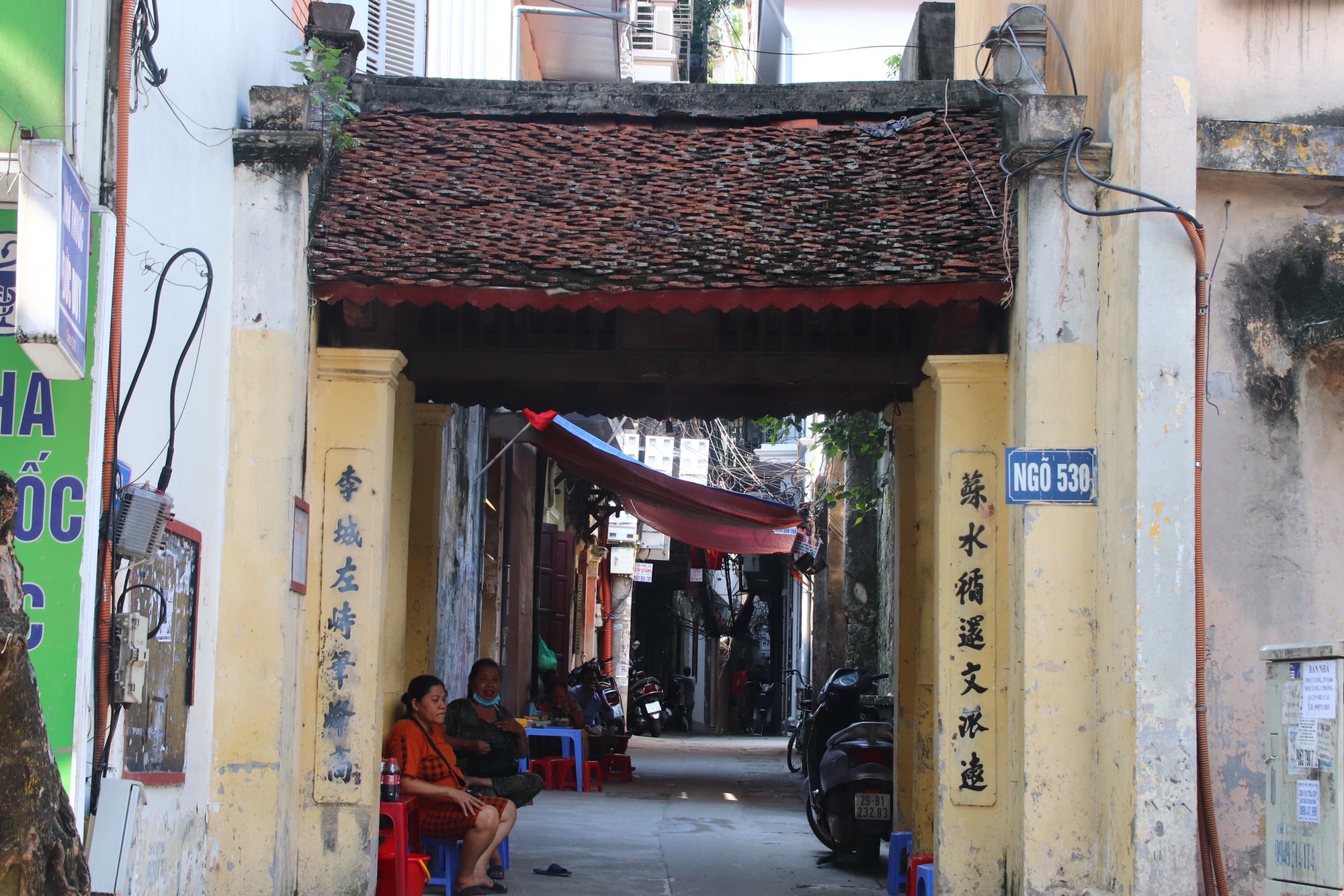 Những cổng làng cổ kính trong lòng phố phường Hà Nội - Ảnh 6.