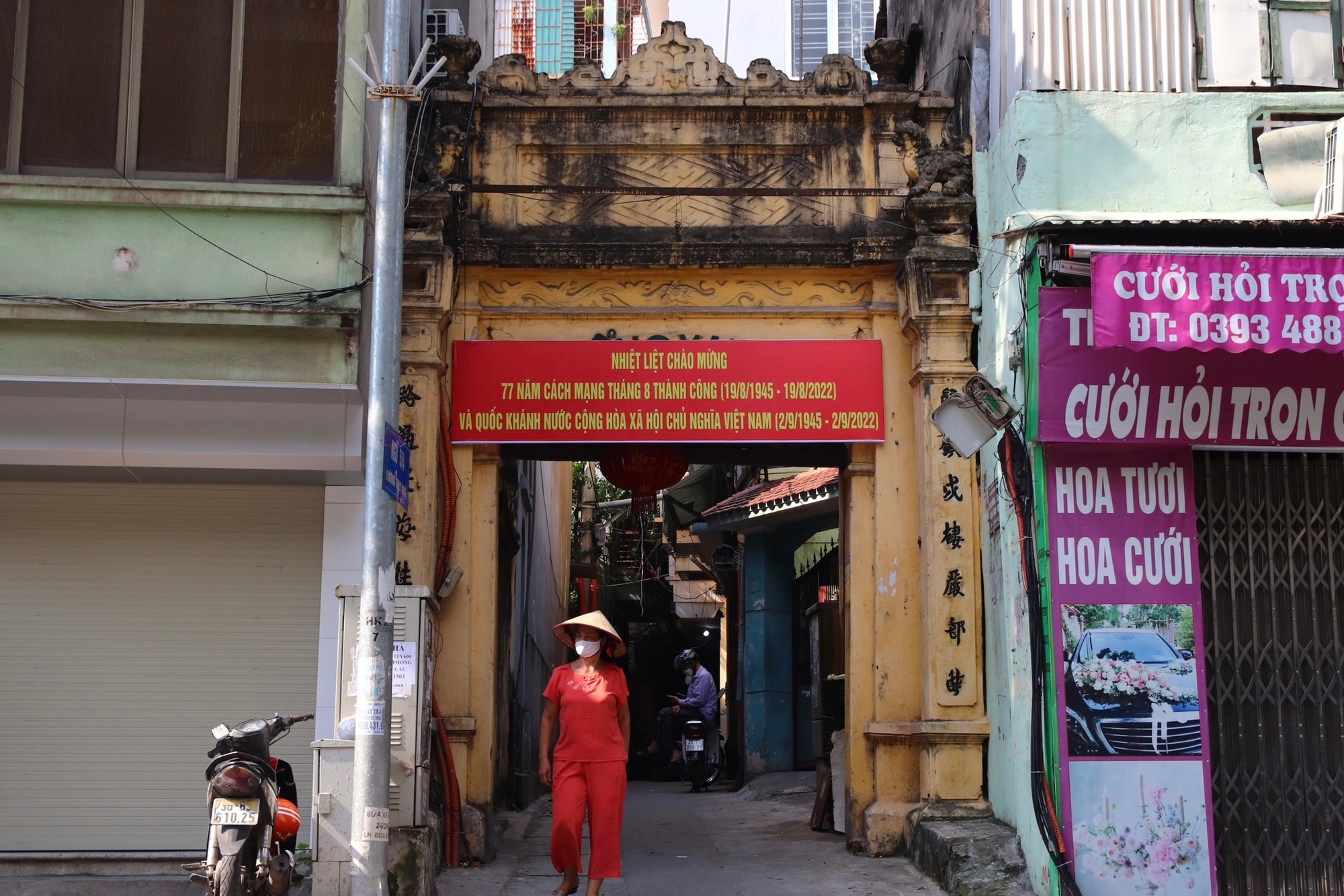 Những cổng làng cổ kính trong lòng phố phường Hà Nội - Ảnh 1.