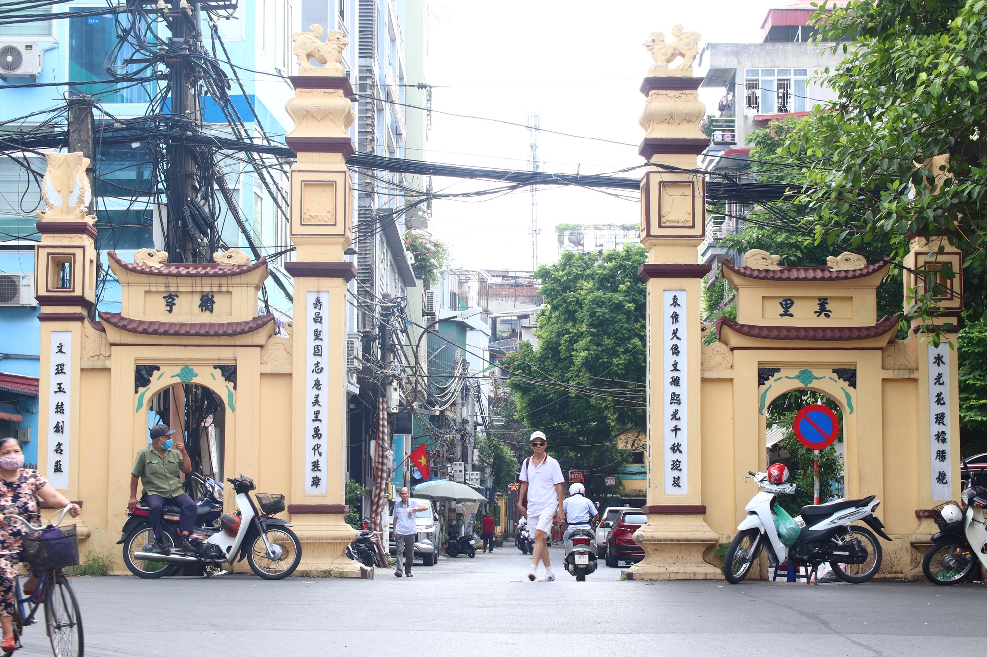 Những cổng làng cổ kính trong lòng phố phường Hà Nội - Ảnh 12.