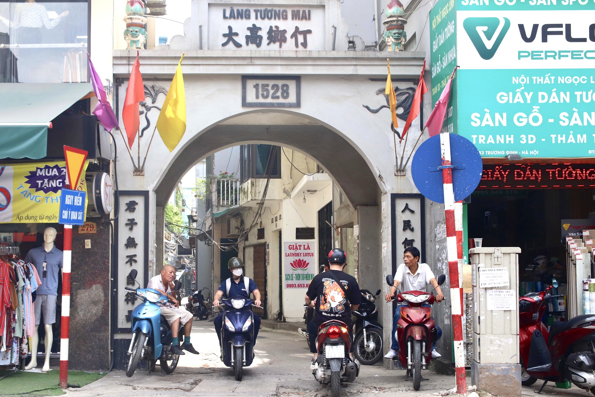 Những cổng làng cổ kính trong lòng phố phường Hà Nội - Ảnh 10.