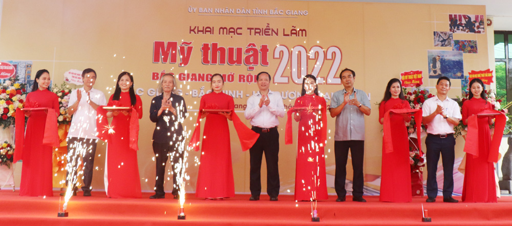Khai mạc triển lãm mỹ thuật Bắc Giang mở rộng năm 2022 - Ảnh 1.
