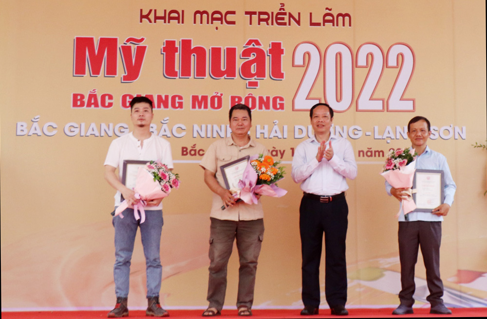 Khai mạc triển lãm mỹ thuật Bắc Giang mở rộng năm 2022 - Ảnh 2.