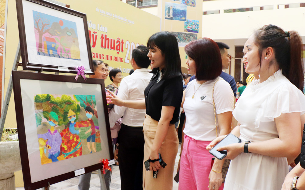 Khai mạc triển lãm mỹ thuật Bắc Giang mở rộng năm 2022 - Ảnh 4.