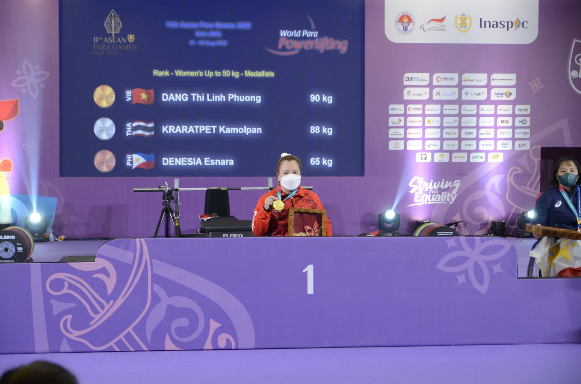 Cử tạ người khuyết tật Việt Nam lập 2 kỷ lục mới tại ASEAN Para Games 11 - Ảnh 1.