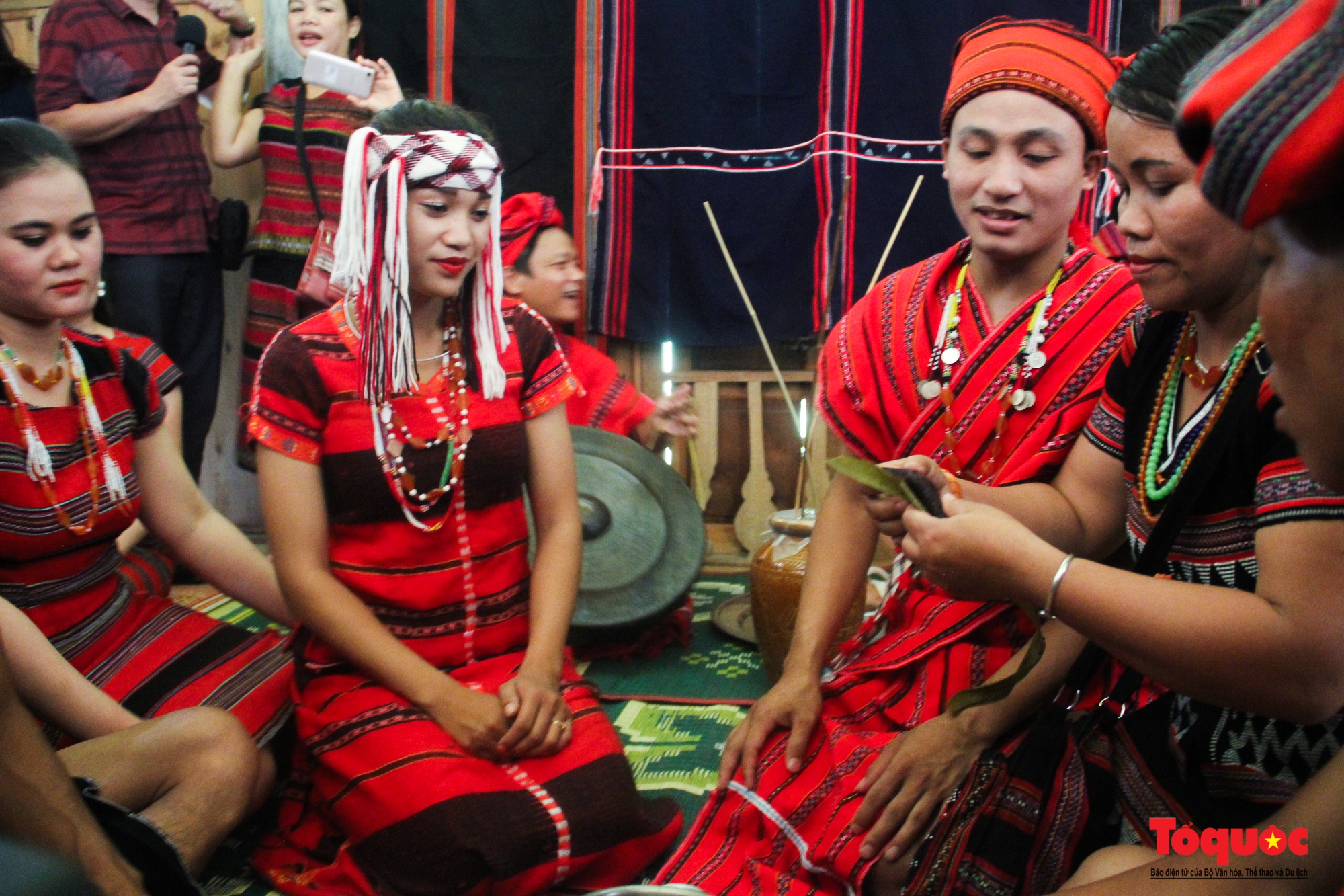Giữ gìn nét đẹp văn hóa truyền thống trong đám cưới của người Pa Cô - Ảnh 14.