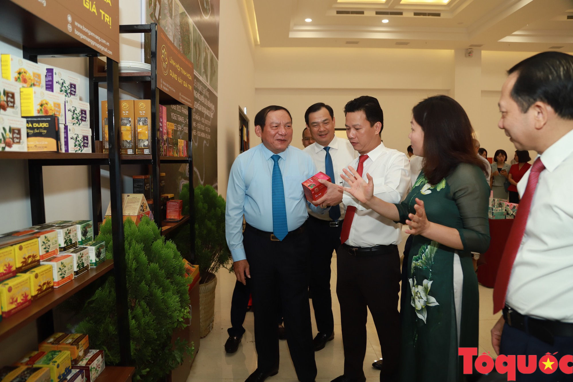 Bộ trưởng Nguyễn Văn Hùng: Phả tránh tình trạng các địa phương có sản phẩm du lịch na ná nhau, đi một tỉnh đã biết toàn vùng - Ảnh 5.