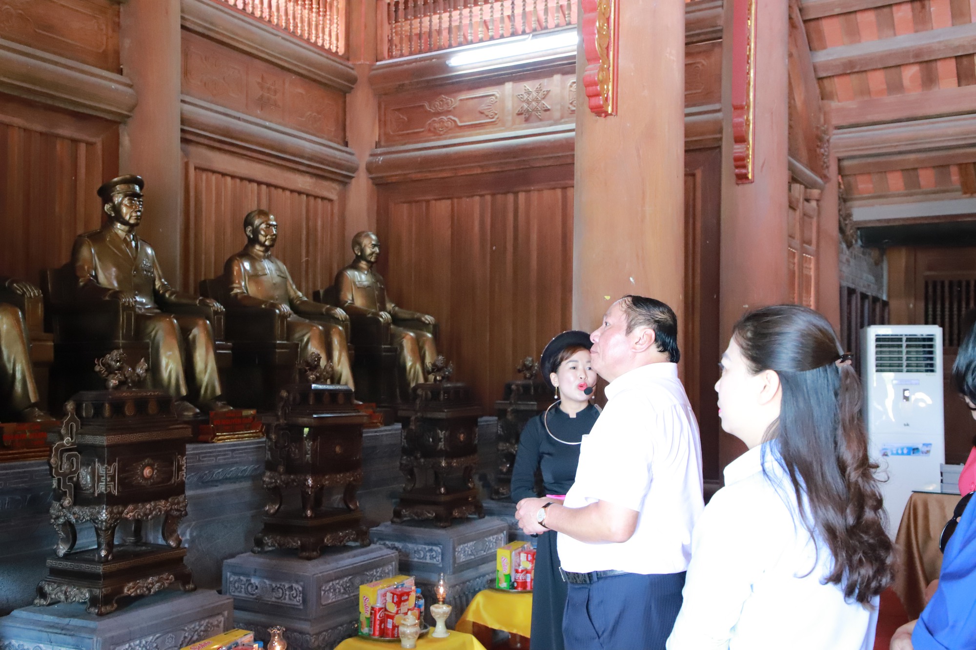 Bộ trưởng Nguyễn Văn Hùng thăm Khu Di tích quốc gia đặc biệt Tân Trào, Tuyên Quang - Ảnh 11.