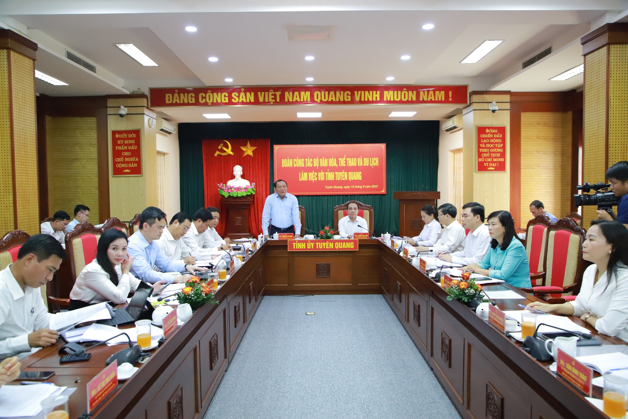 Bộ trưởng Nguyễn Văn Hùng: Giữ gìn phát huy bản sắc văn hóa dân tộc, bảo tồn tôn tạo và phát huy các di tích lịch sẽ kiến tạo sự bền vững - Ảnh 5.