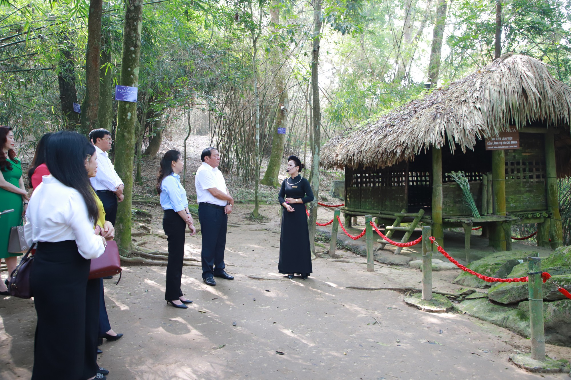 Bộ trưởng Nguyễn Văn Hùng thăm Khu Di tích quốc gia đặc biệt Tân Trào, Tuyên Quang - Ảnh 4.