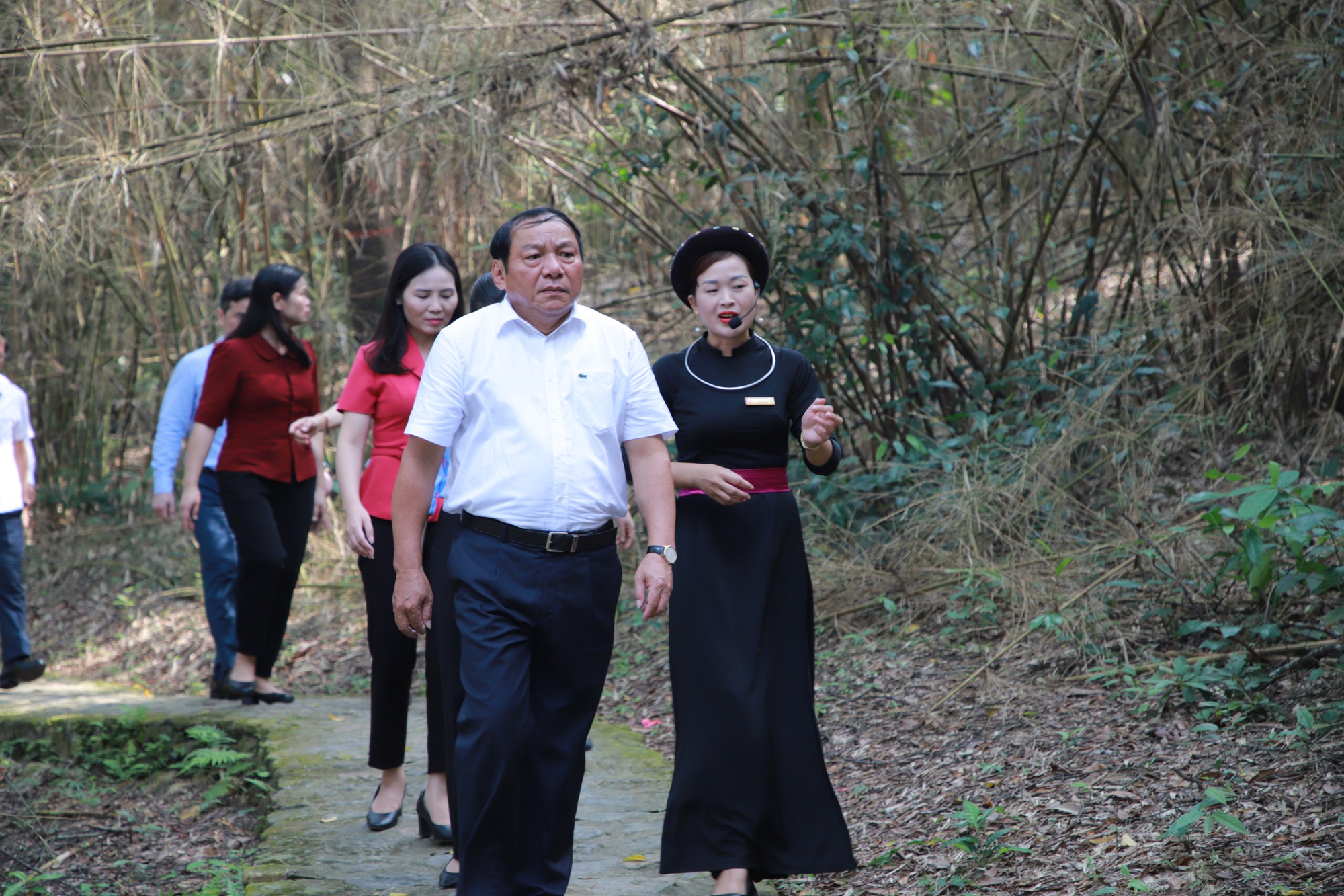 Bộ trưởng Nguyễn Văn Hùng thăm Khu Di tích quốc gia đặc biệt Tân Trào, Tuyên Quang - Ảnh 2.
