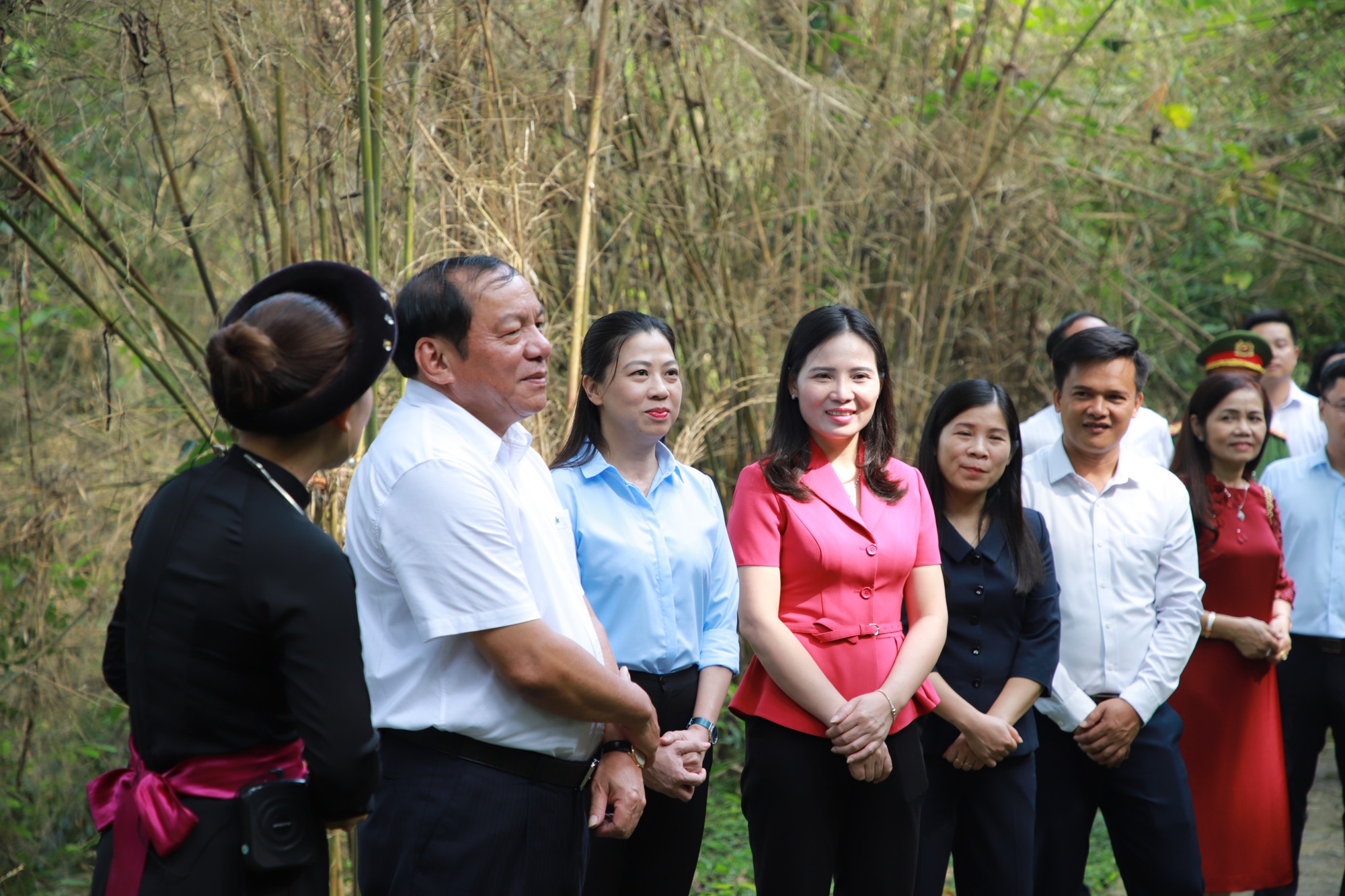 Bộ trưởng Nguyễn Văn Hùng thăm Khu Di tích quốc gia đặc biệt Tân Trào, Tuyên Quang - Ảnh 6.