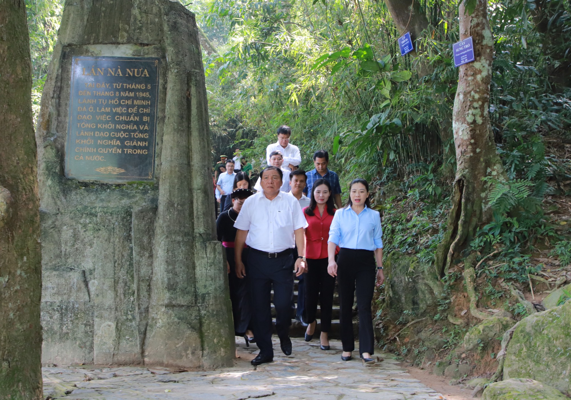 Bộ trưởng Nguyễn Văn Hùng thăm Khu Di tích quốc gia đặc biệt Tân Trào, Tuyên Quang - Ảnh 7.