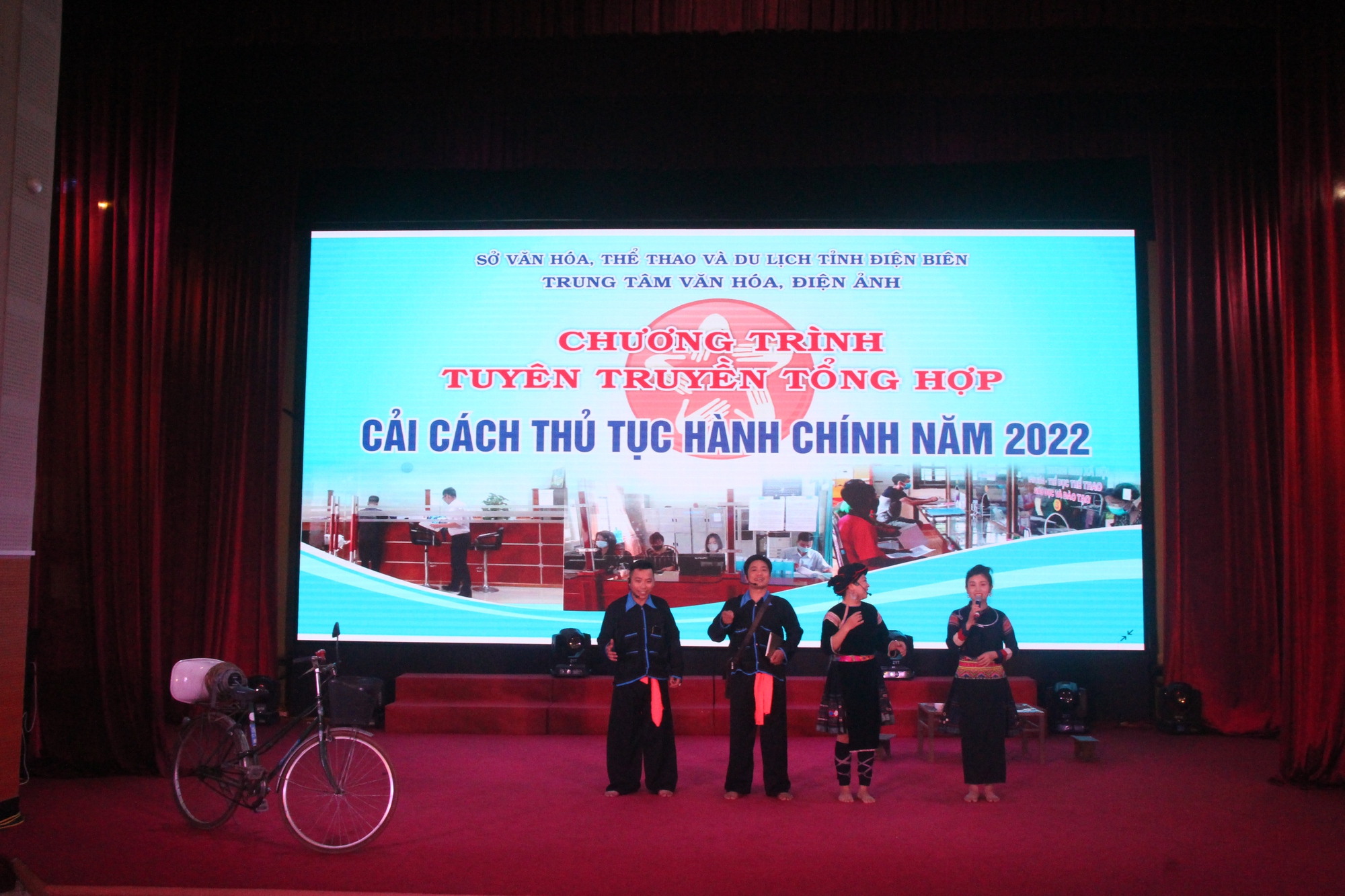 Điện Biên: Trung tâm Văn hóa, Điện ảnh tỉnh thực hiện chương trình tuyên truyền tổng hợp cải cách thủ tục hành chính năm 2022 - Ảnh 1.