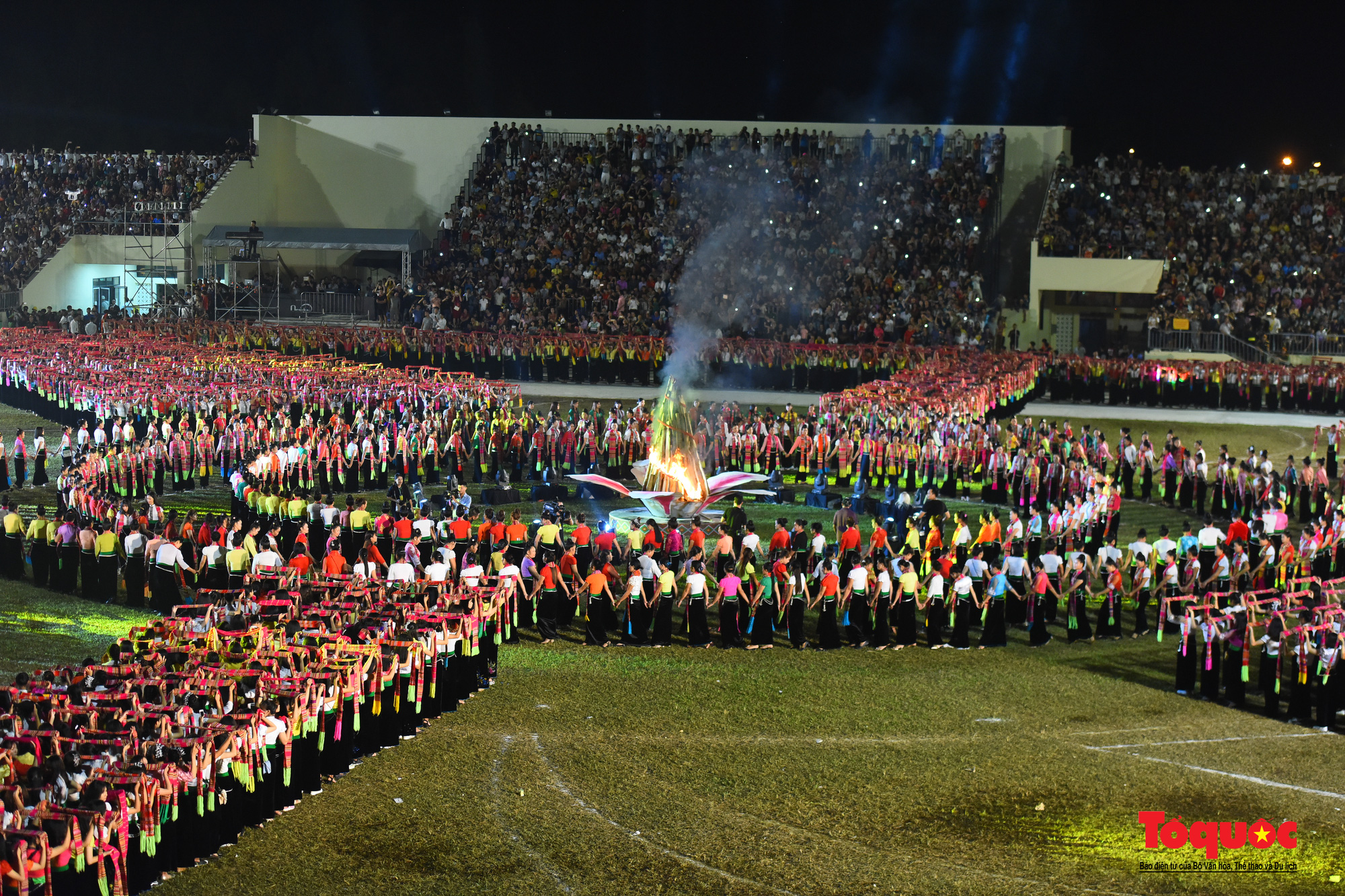 Tổ chức màn đại Xòe hơn 2000 người tại Lễ đón Bằng UNESCO ghi danh Nghệ thuật Xòe Thái - Ảnh 1.