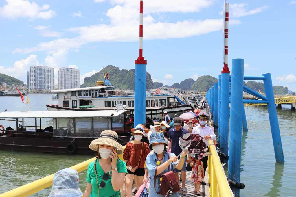 Quảng Ninh: Vai trò quan trọng của du lịch trong chiến lược phát triển kinh tế - Ảnh 1.