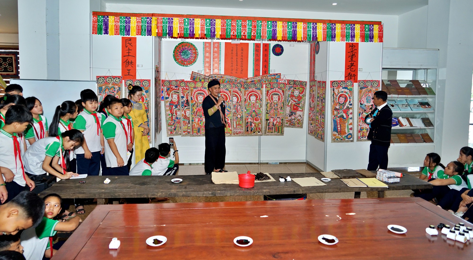 Lào Cai: Giáo dục ý thức bảo tồn di sản văn hóa cho thế hệ trẻ - Ảnh 1.
