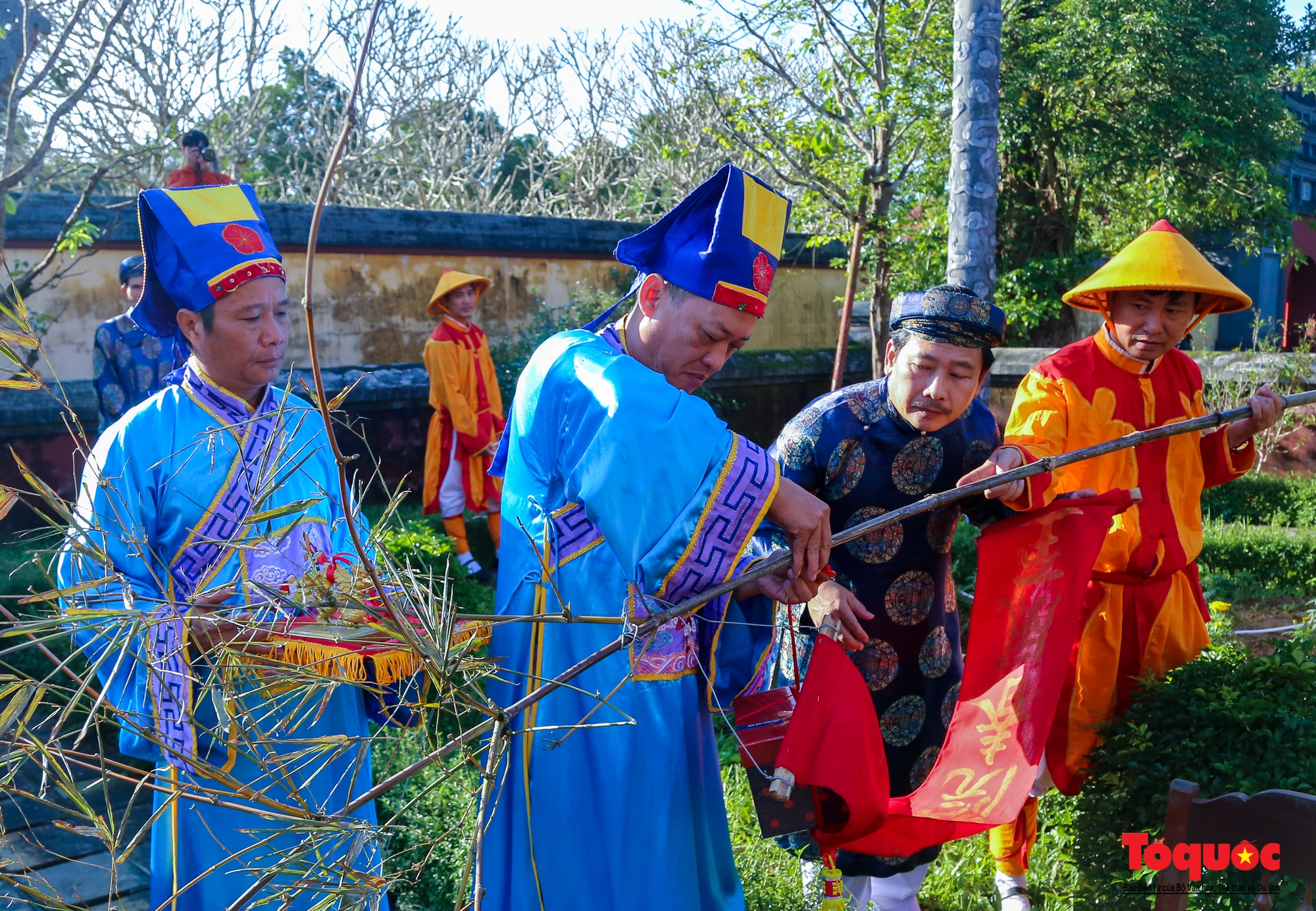 Hoàng cung Huế dựng nêu đón Tết Nguyên đán Qúy Mão - Ảnh 3.