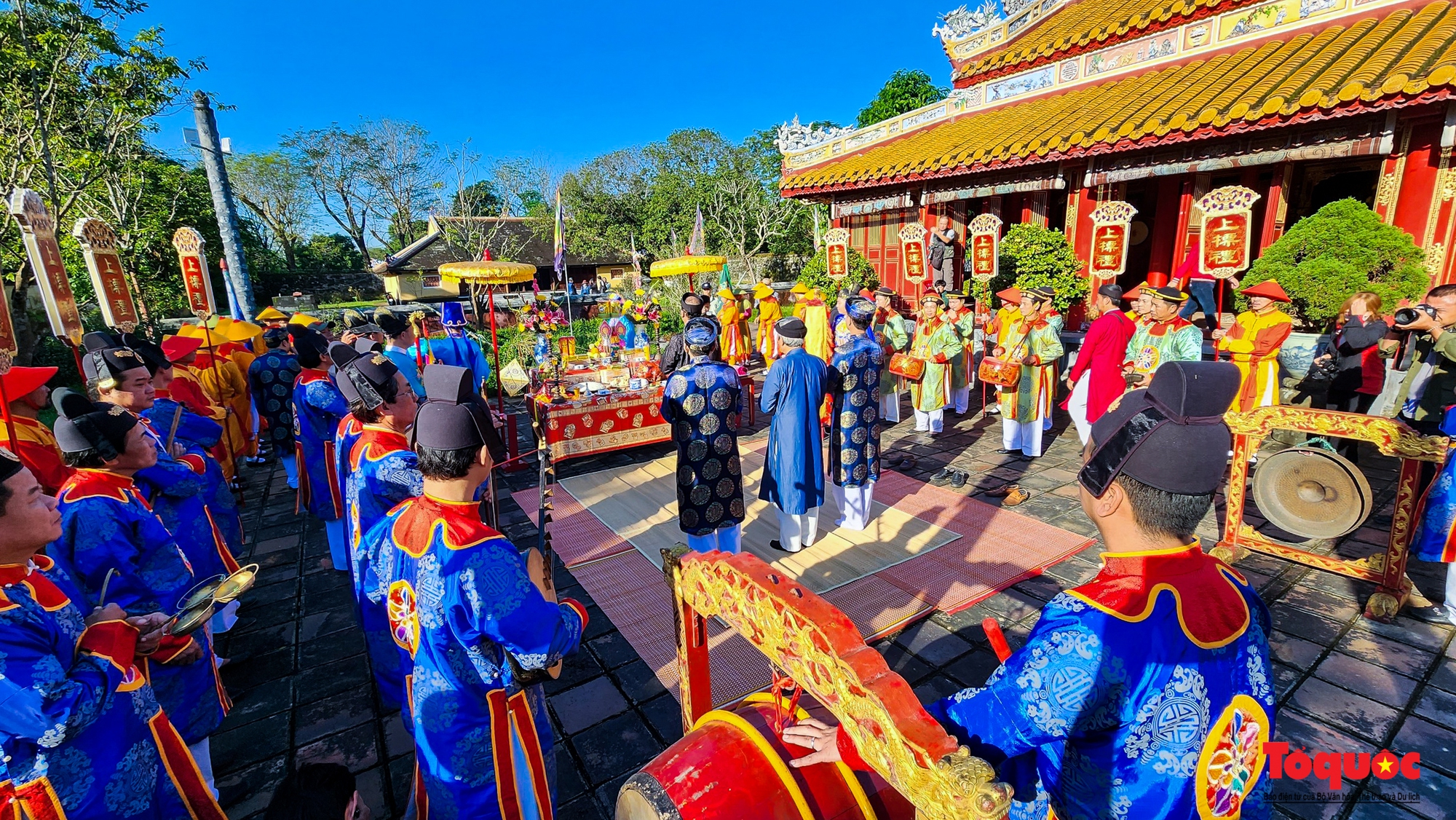 Hoàng cung Huế dựng nêu đón Tết Nguyên đán Qúy Mão - Ảnh 1.