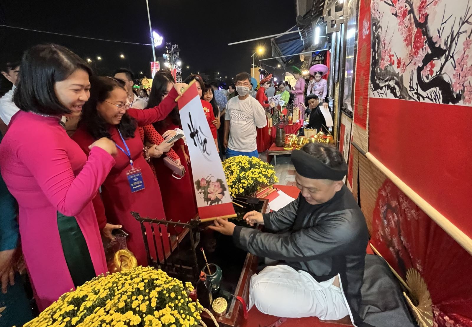 TP Hồ Chí Minh: Khai mạc Hội hoa Xuân Tao Đàn và chợ hoa Xuân 'Trên bến dưới thuyền' - Ảnh 3.