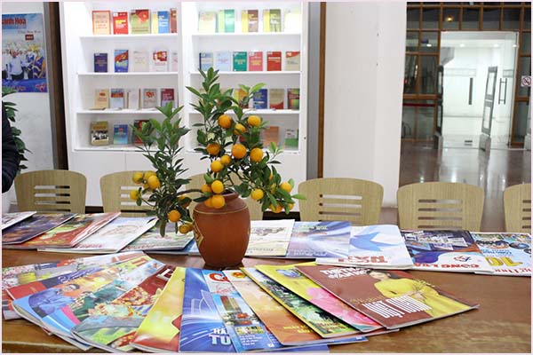 Thư viện Quốc gia Việt Nam trưng bày Tư liệu – Báo Xuân Quý Mão 2023 “Mùa xuân dâng Đảng” - Ảnh 2.