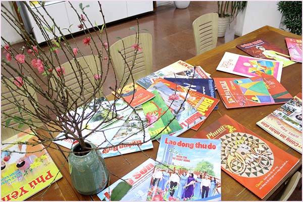 Thư viện Quốc gia Việt Nam trưng bày Tư liệu – Báo Xuân Quý Mão 2023 “Mùa xuân dâng Đảng” - Ảnh 3.