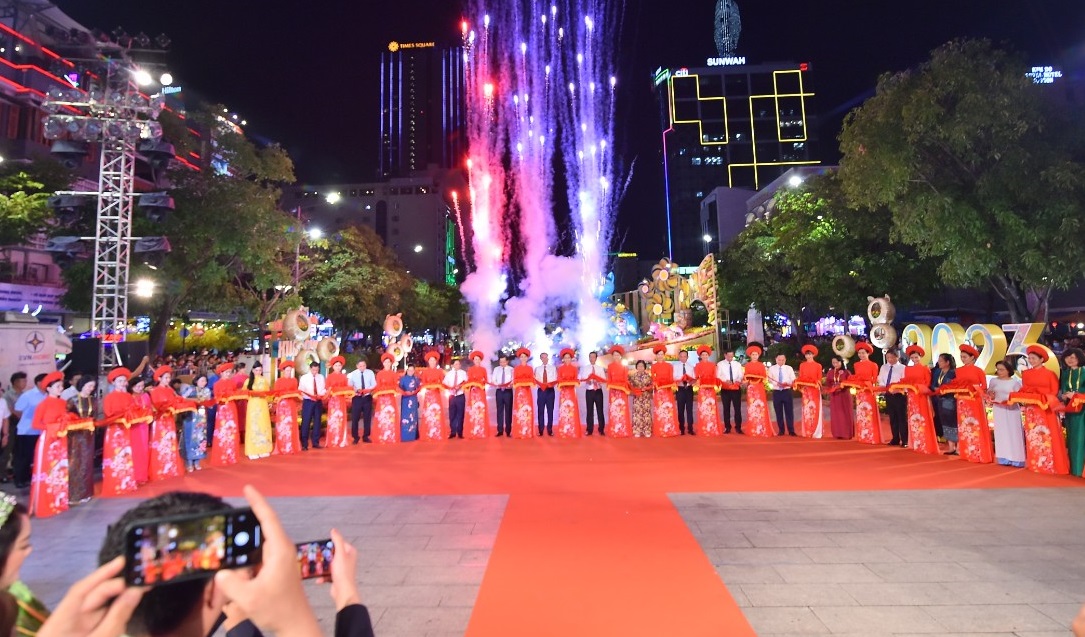 TP Hồ Chí Minh: Khai mạc Đường hoa Nguyễn Huệ Tết Quý Mão - Ảnh 1.