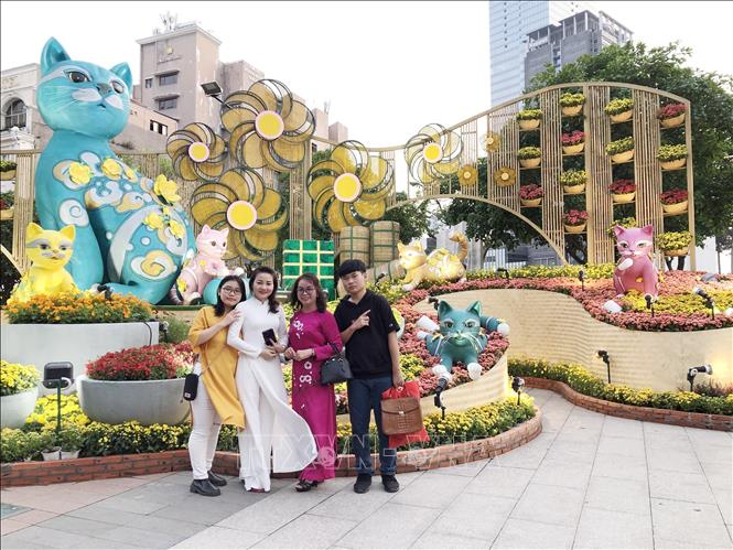 Đường hoa Nguyễn Huệ Tết Quý Mão đạt kỷ lục đón hơn 1,2 triệu lượt khách tham quan - Ảnh 1.