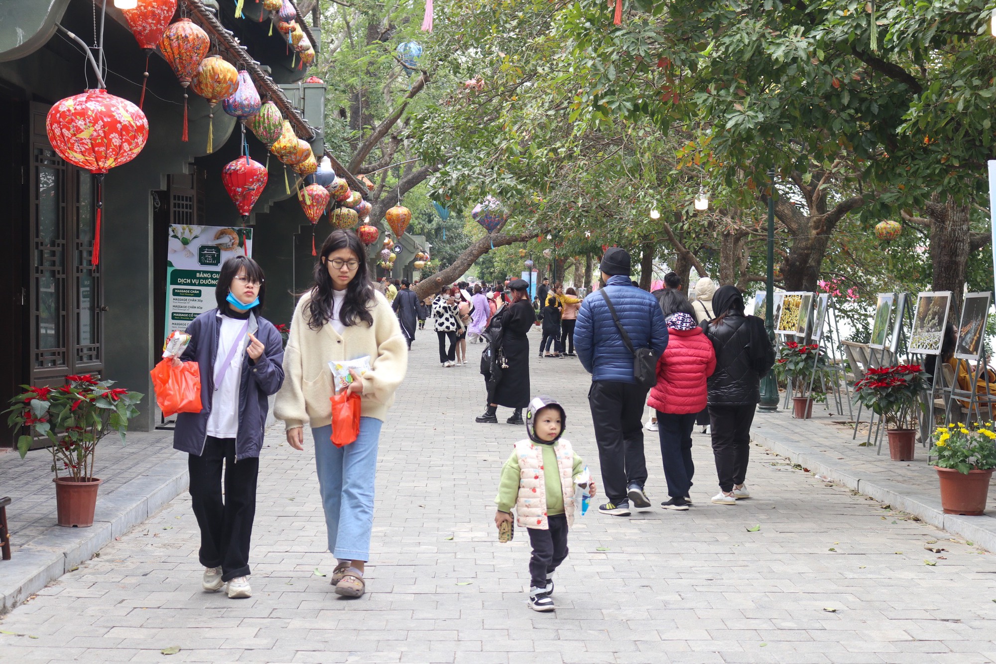 Ninh Bình đón gần 400 nghìn khách du lịch trong dịp Tết Nguyên đán - Ảnh 3.
