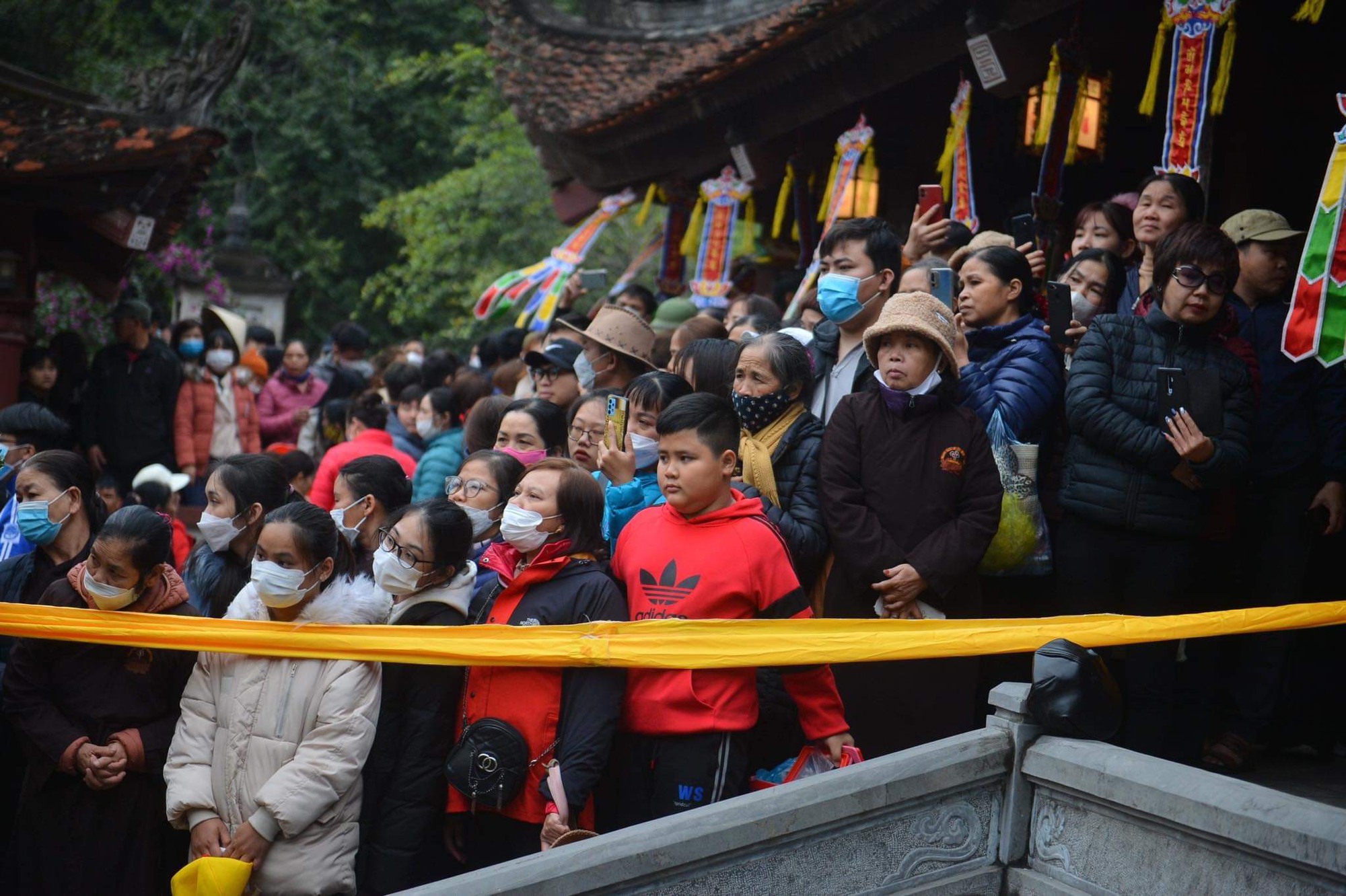 Hàng nghìn người đổ về chùa Hương trong ngày khai hội - Ảnh 9.