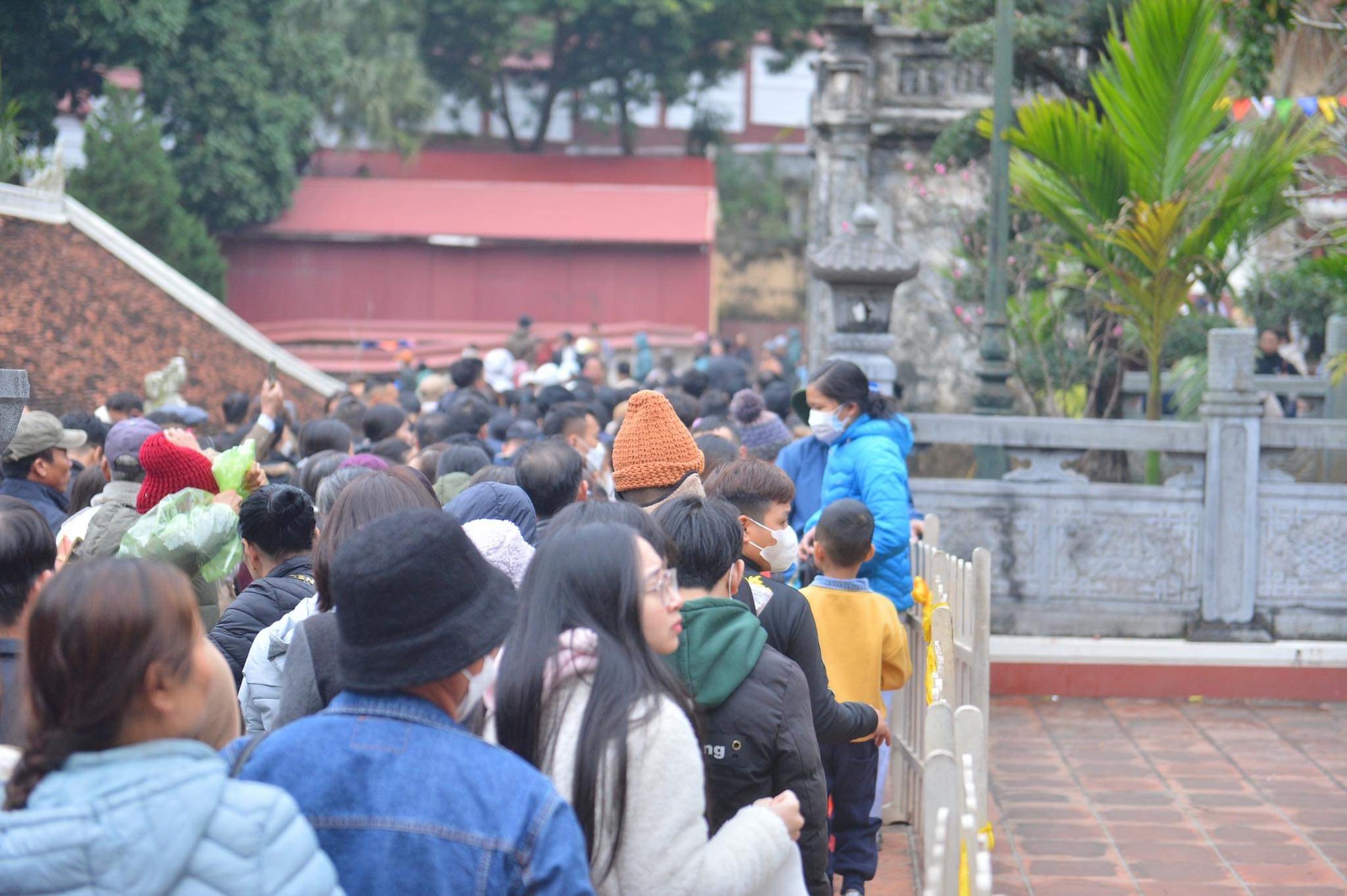 Hàng nghìn người đổ về chùa Hương trong ngày khai hội - Ảnh 10.