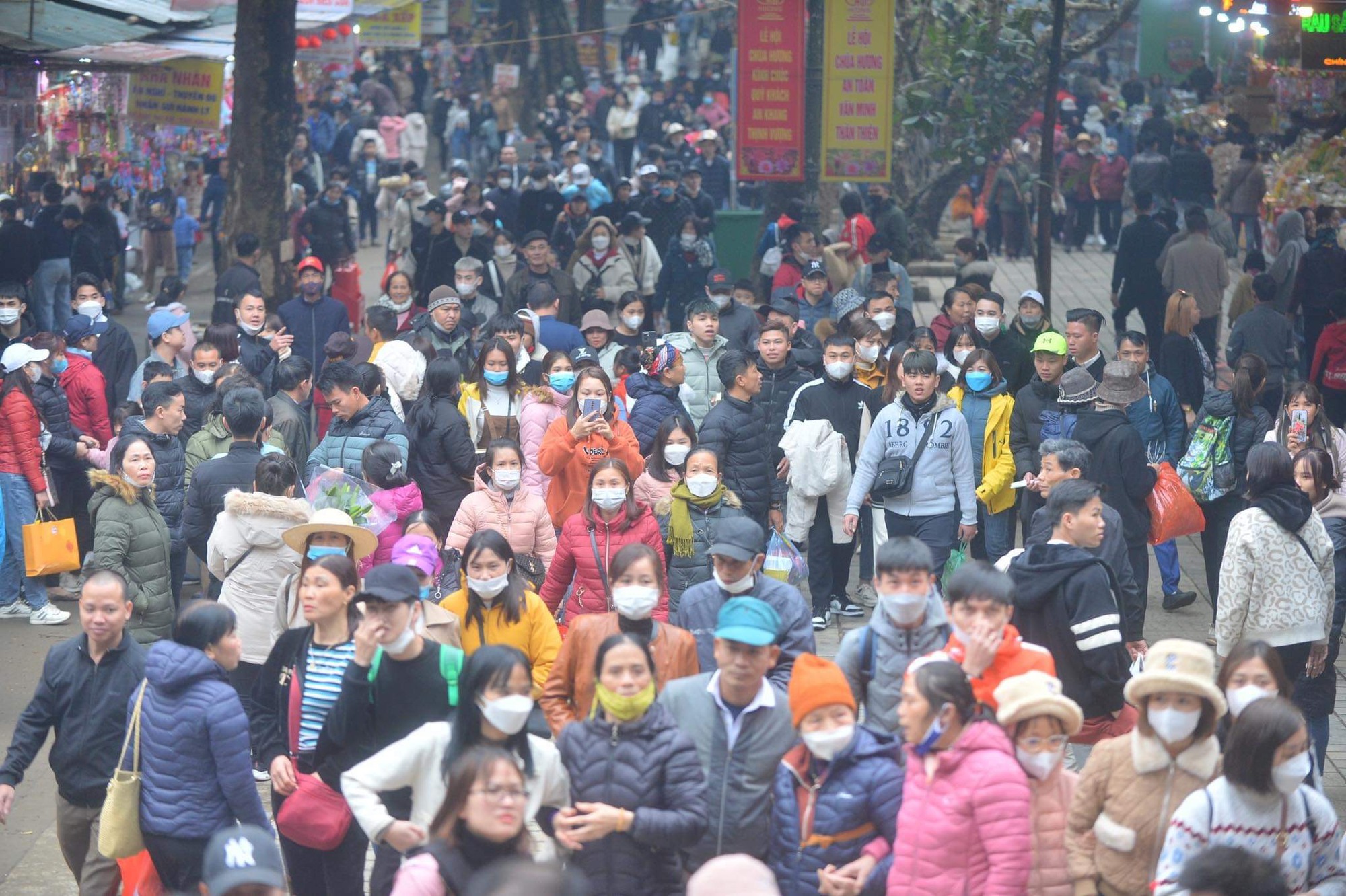 Hàng nghìn người đổ về chùa Hương trong ngày khai hội - Ảnh 7.