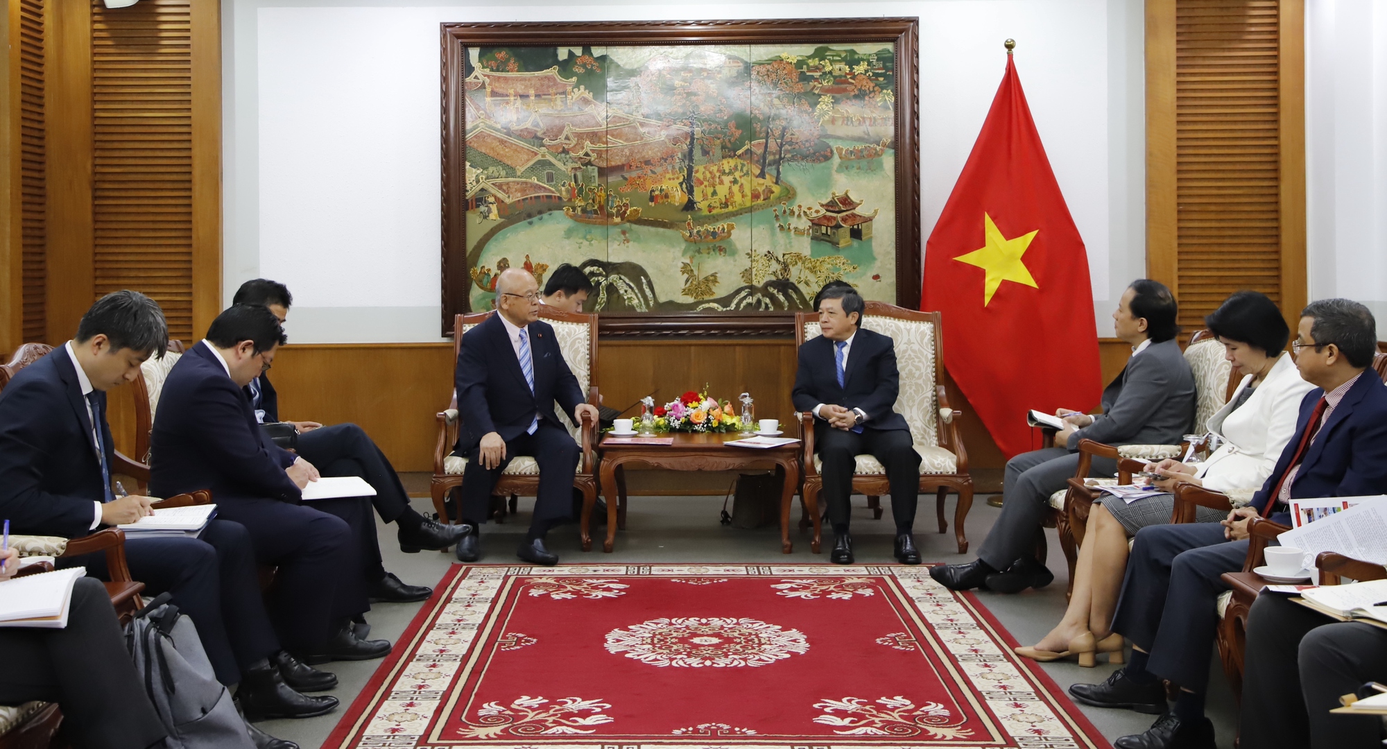 Thứ trưởng Đoàn Văn Việt tiếp Cố vấn Đặc biệt của Liên minh nghị sĩ hữu nghị Nhật - Việt - Ảnh 1.