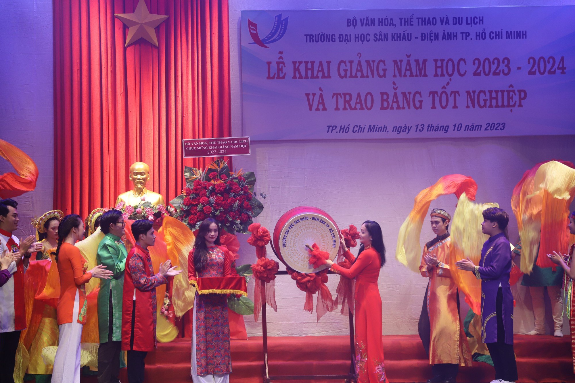Thứ trưởng Tạ Quang Đông mong muốn các tân sinh viên phải phấn đấu học tập và rèn luyện thật tốt để trở thành những tài năng nghệ thuật của đất nước - Ảnh 2.