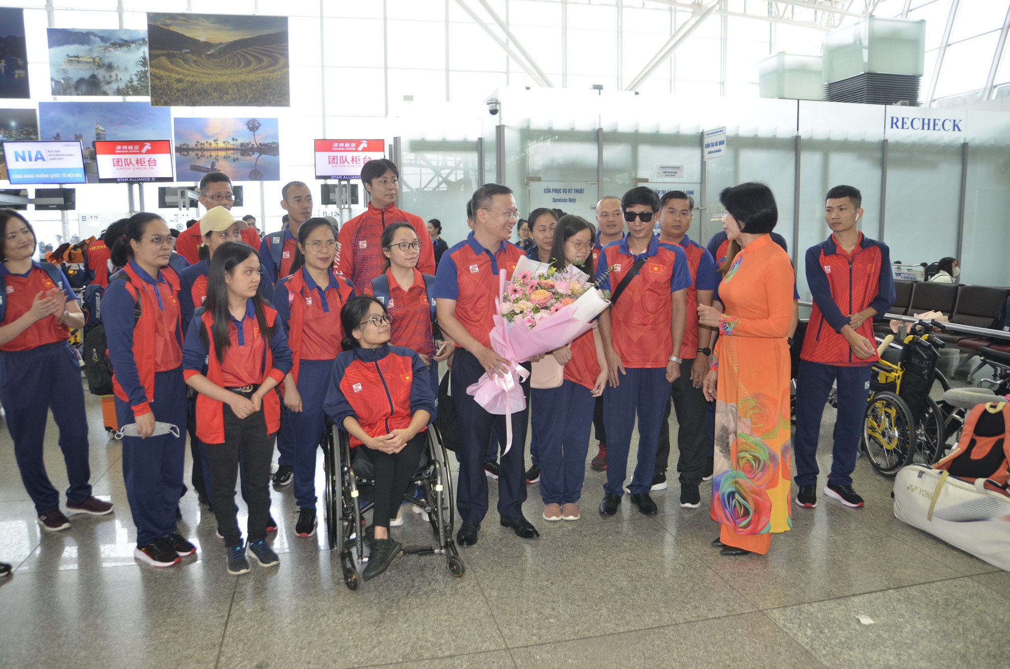 Đoàn Thể thao người khuyết tật Việt Nam lên đường dự Asian Para Games 4 - Ảnh 1.