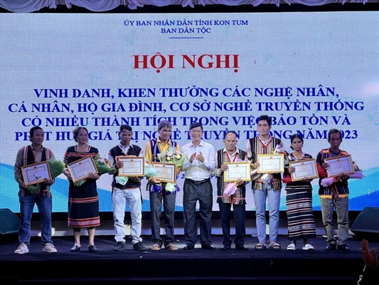 Kon Tum: Vinh danh các nghệ nhân có nhiều thành tích trong bảo tồn, phát huy các giá trị nghề truyền thống - Ảnh 2.