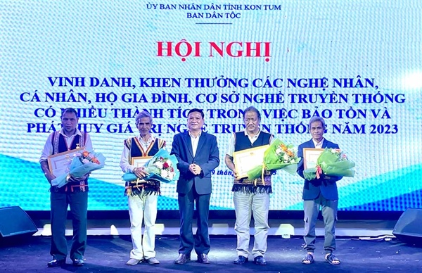 Kon Tum: Vinh danh các nghệ nhân có nhiều thành tích trong bảo tồn, phát huy các giá trị nghề truyền thống - Ảnh 1.