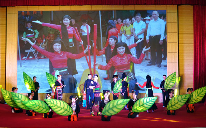 Khai mạc Hội diễn Nghệ thuật quần chúng - Trình diễn trang phục các dân tộc tỉnh Yên Bái lần XVI - Ảnh 2.