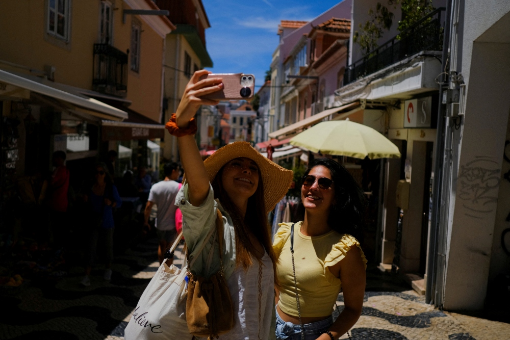 Bồ Đào Nha đón mùa du lịch hè &quot;tuyệt vời nhất từ trước đến nay&quot; - Ảnh 1.