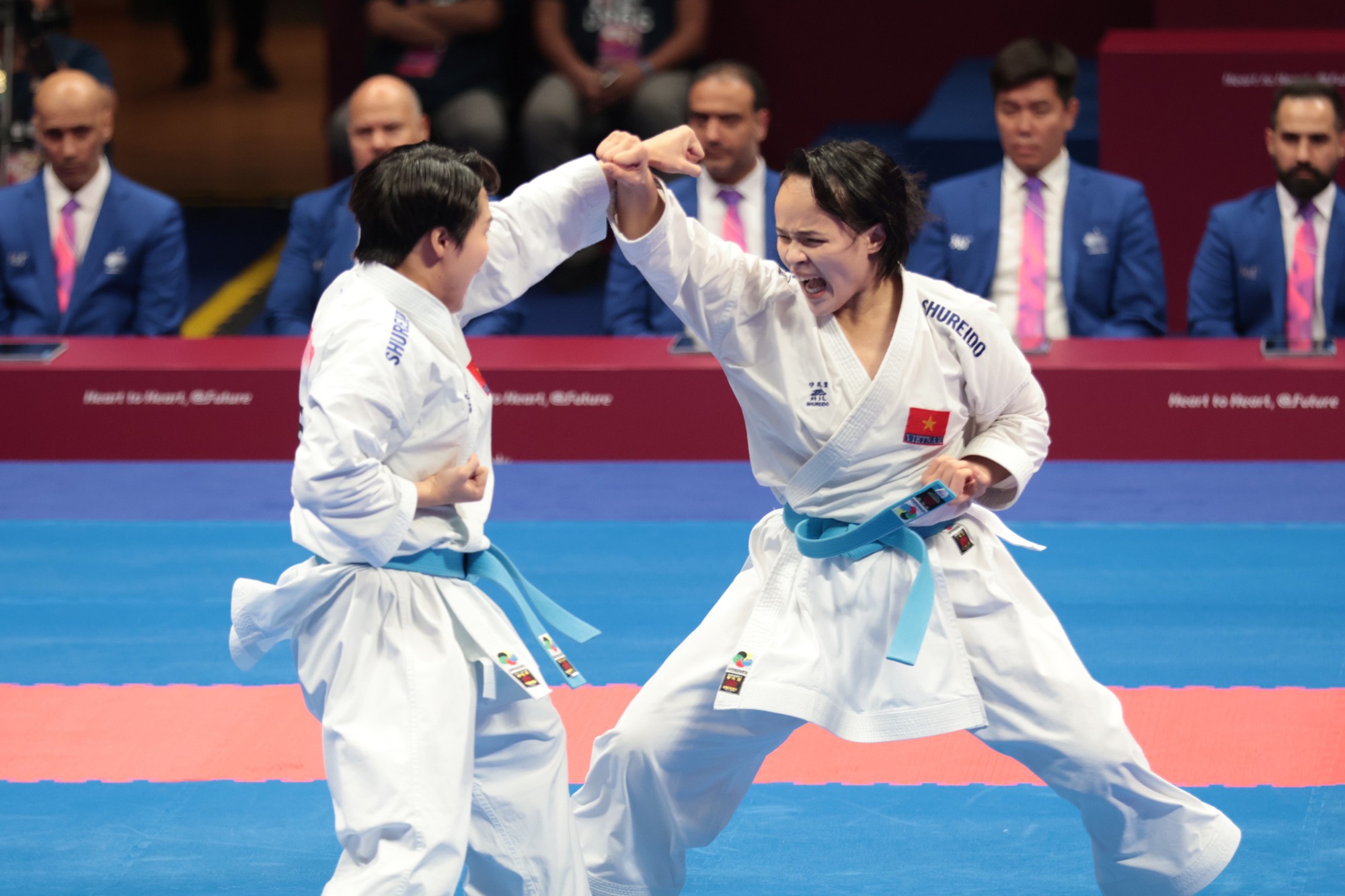 Karate mang về tấm HCV thứ 3 cho Đoàn Thể thao Việt Nam - Ảnh 1.