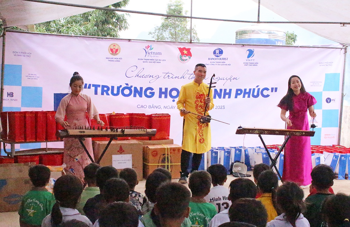 Đoàn Thanh niên Cục Du lịch Quốc gia Việt Nam chung tay mang “hạnh phúc” đến với điểm trường Lũng Tỳ, Cao Bằng - Ảnh 3.