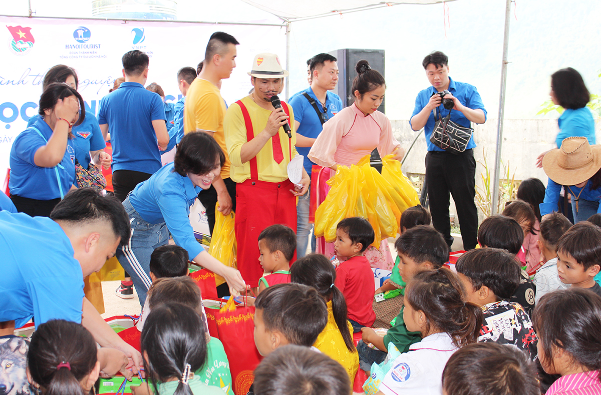Đoàn Thanh niên Cục Du lịch Quốc gia Việt Nam chung tay mang “hạnh phúc” đến với điểm trường Lũng Tỳ, Cao Bằng - Ảnh 9.