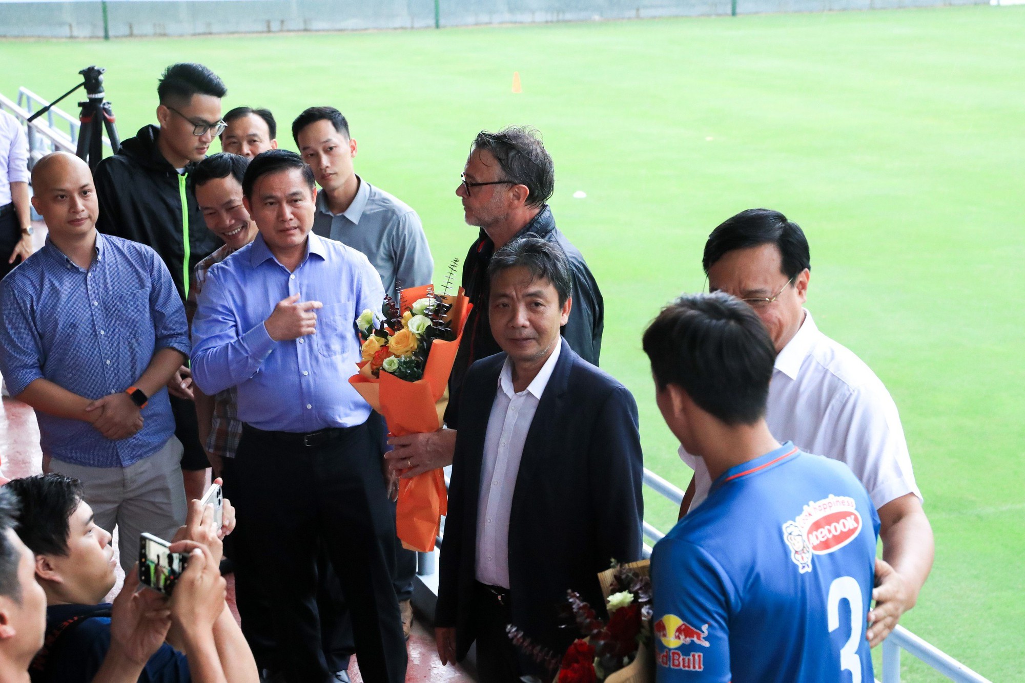 Thứ trưởng Hoàng Đạo Cương mong muốn đội tuyển Việt Nam có kết quả tốt trước đội tuyển Philippines - Ảnh 2.